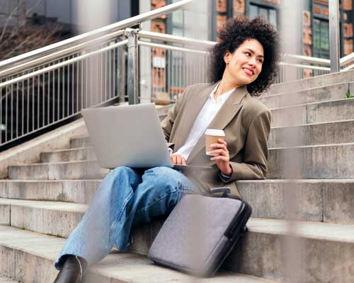 woman-in-the-city-working-relaxed-on-her-laptop-500x400
